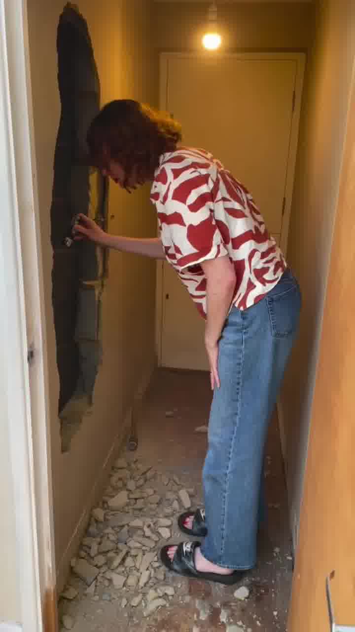 דלת מסתורית התגלתה מאחורי ארון מטבח באנגליה