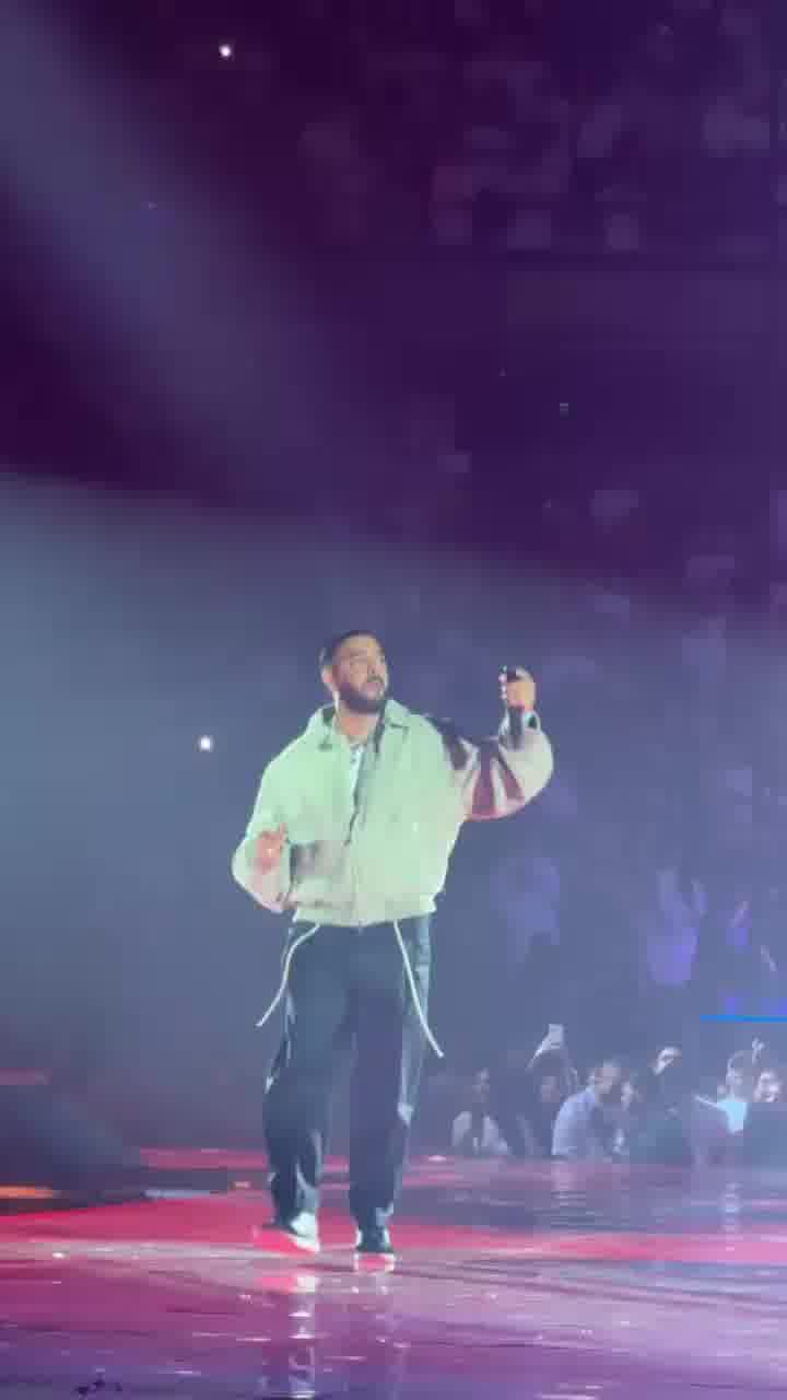 איתי לוי פתח את ההופעה השלו בהיכל מנורה הערב עם הלהיטים ״01״ ו״בשעות הבודדות״
