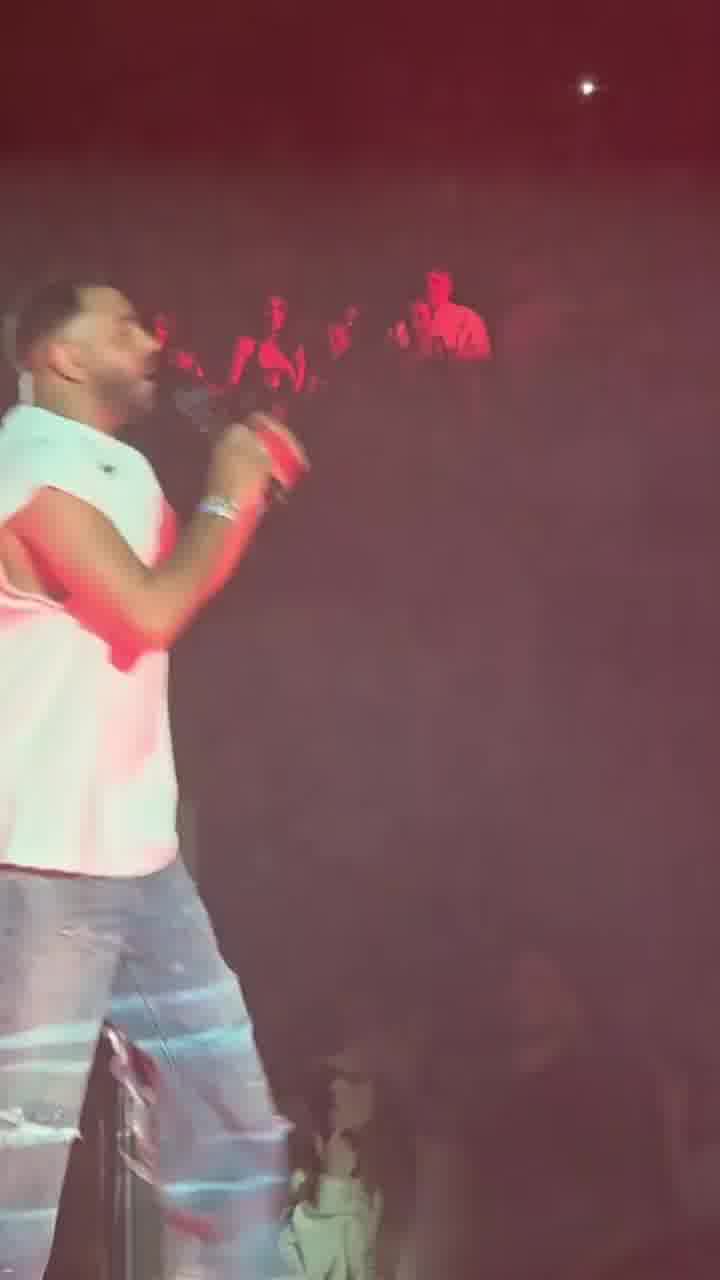 איתי לוי אירח הערב את אופק אדנק בהיכל מנורה וביחד ביצעו את הלהיטים "נתתי לך בית" ו"04"