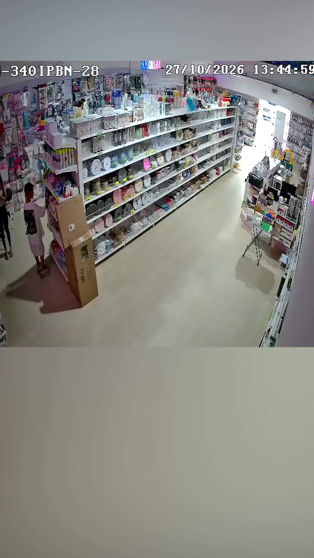 הילד ירה בקונפטי לתוך הפנים של המוכרת - וברח: התיעוד החריג מהקריות