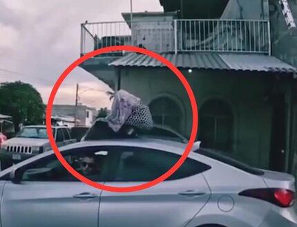 תיעוד חריג ממקסיקו: נוהג בכביש - כשעל גג מכוניתו מונח מנשא ובו תינוק