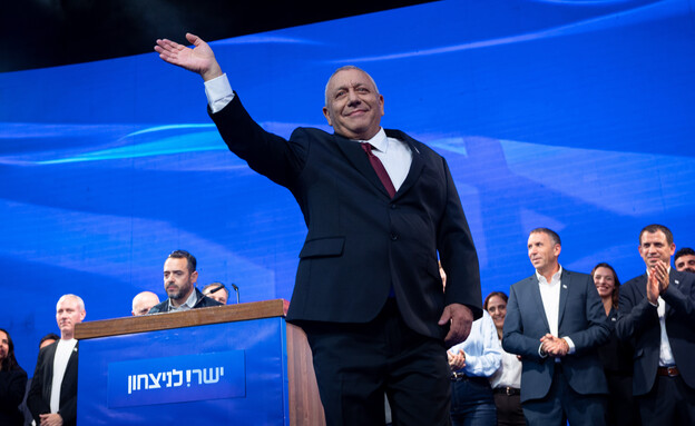 גדי איזנקוט במטה המפלגה לאחר פרסום תוצאות המדגמים גדי איזנקוט במטה המפלגה לאחר פרסום תוצאות המדגמים