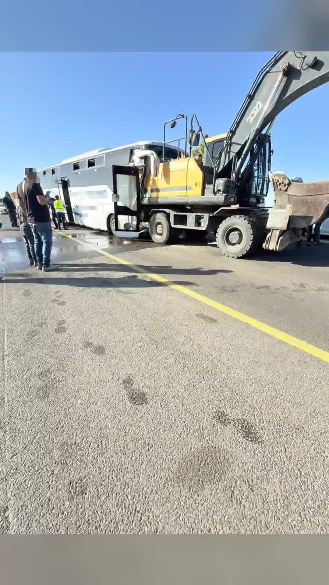 התאונה בנגב: אוטובוס שהסיע ילדים התנגש בטרקטור מאחור, אחד הפצועים במצב אנוש