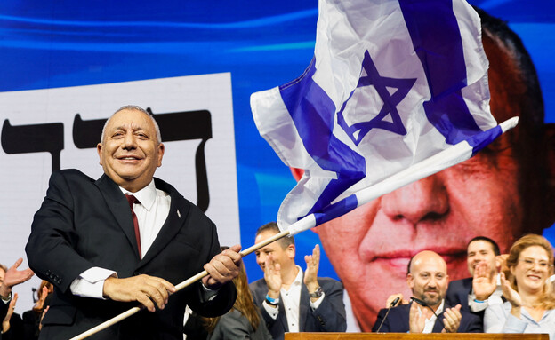 גדי איזנקוט במטה המפלגה לאחר פרסום תוצאות המדגמים