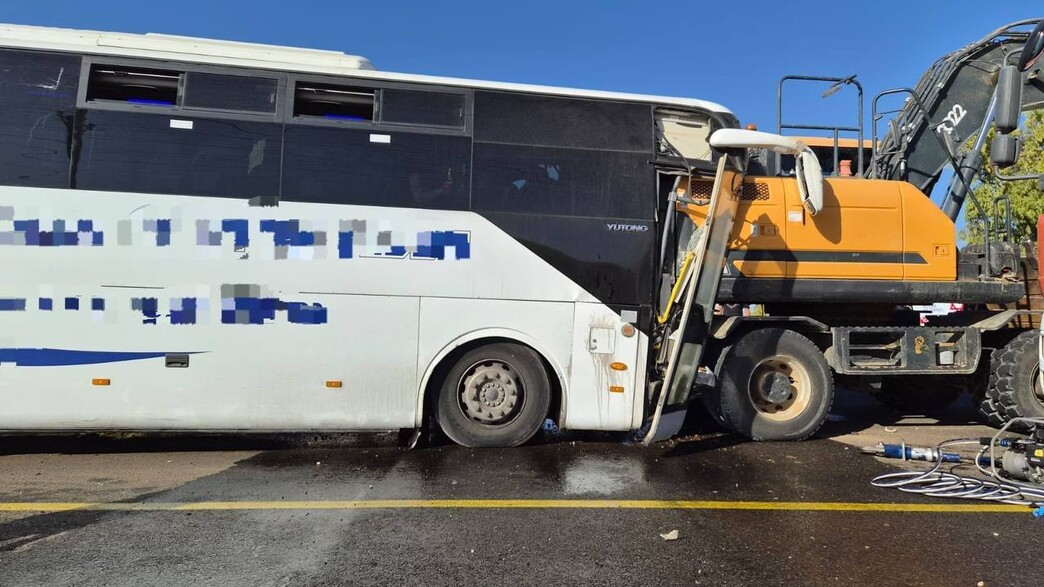 תאונת דרכים בין טרקטור לאוטובוס בכביש 25 תאונת דרכים בין טרקטור לאוטובוס בכביש 25