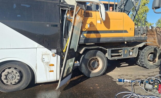 תאונת דרכים בין טרקטור לאוטובוס בכביש 25 תאונת דרכים בין טרקטור לאוטובוס בכביש 25