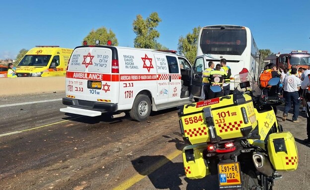 תאונת דרכים בין טרקטור לאוטובוס בכביש 25 תאונת דרכים בין טרקטור לאוטובוס בכביש 25