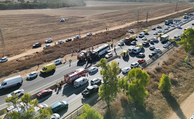 תאונת דרכים בין טרקטור לאוטובוס בכביש 25 תאונת דרכים בין טרקטור לאוטובוס בכביש 25