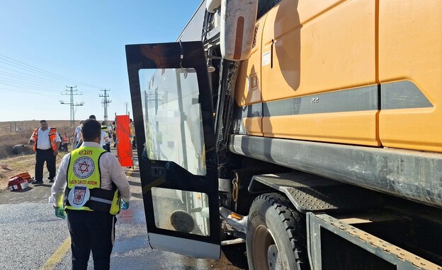 תאונת דרכים בין טרקטור לאוטובוס בכביש 25 תאונת דרכים בין טרקטור לאוטובוס בכביש 25