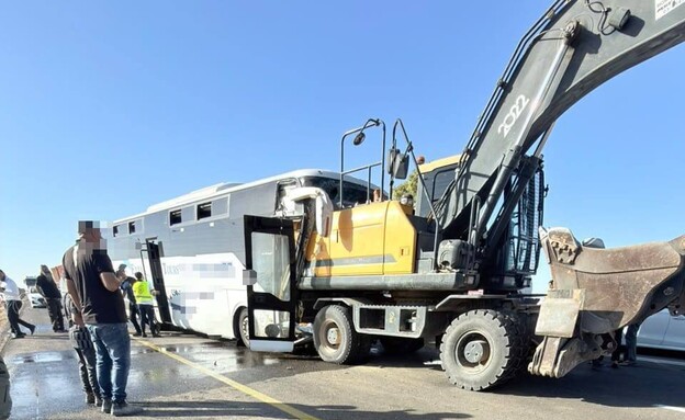 תאונת דרכים בין טרקטור לאוטובוס בכביש 25 תאונת דרכים בין טרקטור לאוטובוס בכביש 25