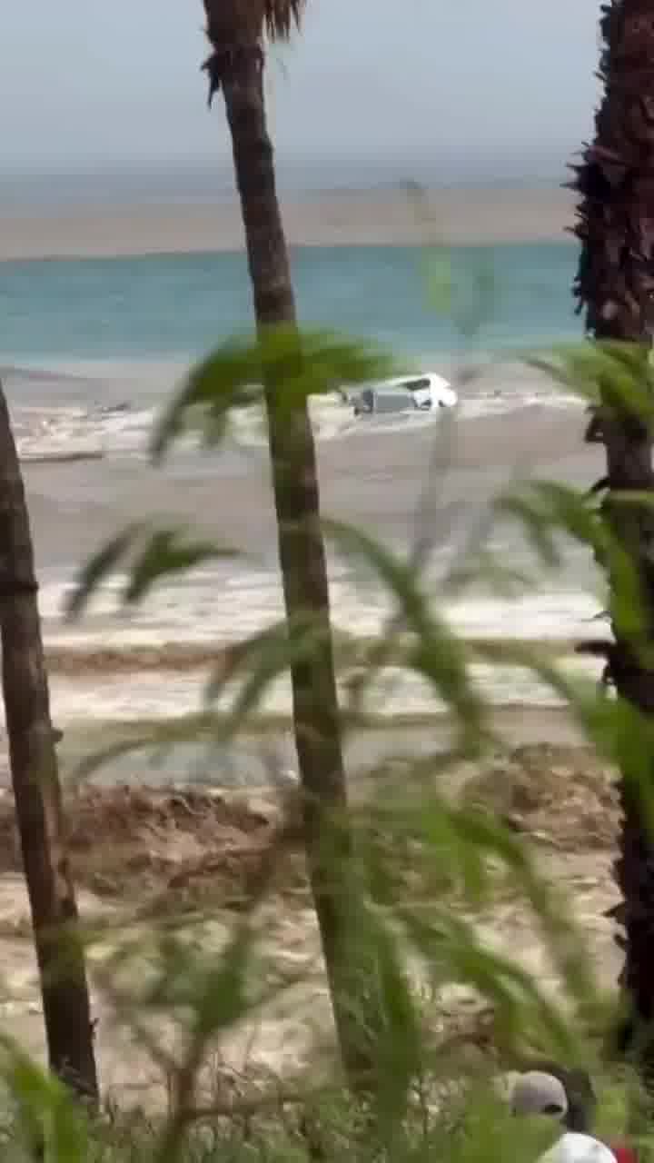 מכוניות נסחפו בשיטפונות בלוס קאבוס שבמקסיקו