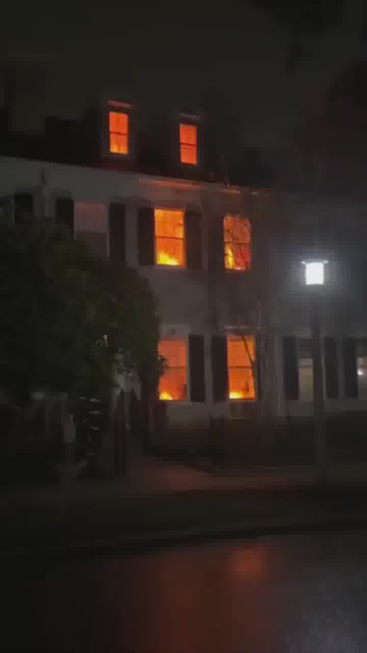 תלו קישוטי להבות להאלווין, והשכנים הזעיקו כבאים