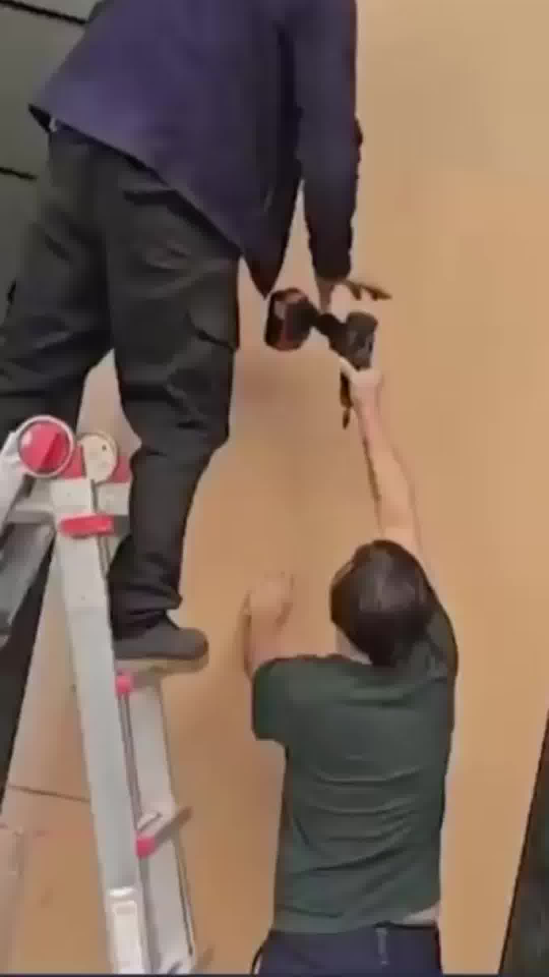 לא לוקחים סיכון: בעלי חנויות במדריד מכסים את הכניסה עם לוחות עץ לקראת ההפגנה הצפויה שם הערב