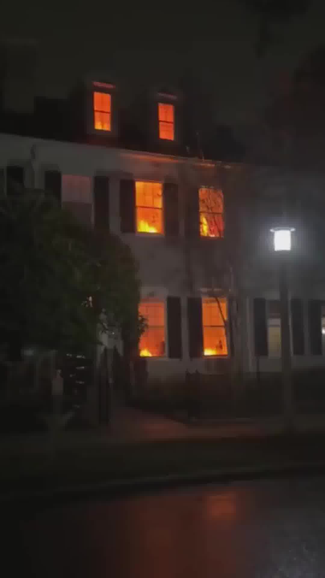 רצו להפחיד את השכנים בהאלווין: גרמו לבית להיראות בוער - והזעיקו את מכבי האש