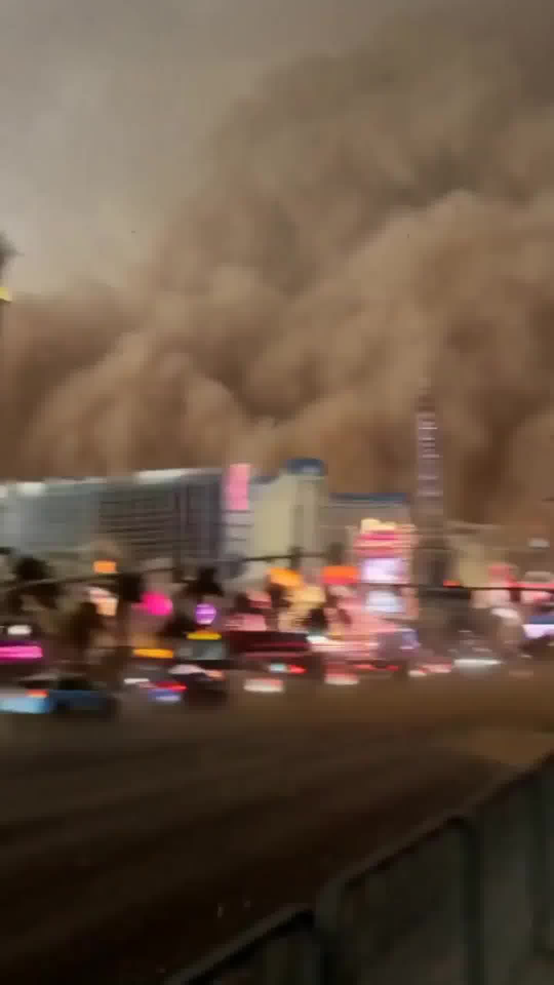 סופת אבק אדירה בלאס וגאס: ענן אבק ענק בלע את מגדל אייפל ואת בתי המלון ברצועת הקזינו